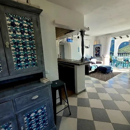 公寓 Village Penthouse Apartment, 2 Bedrooms, Stunning Views, Swimming Pool !! 贝纳阿维斯